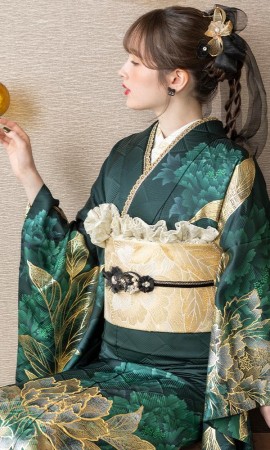 緑に大輪牡丹に金彩振袖