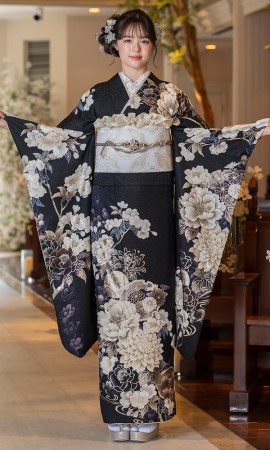 黒地に白の花尽くし振袖