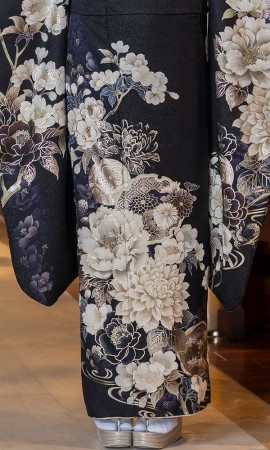 黒地に白の花尽くし振袖