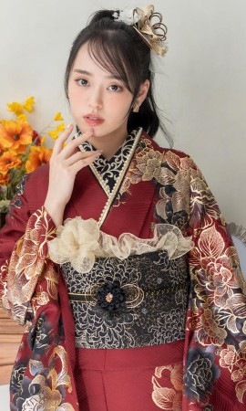 ボルドーレッドの金彩と花々