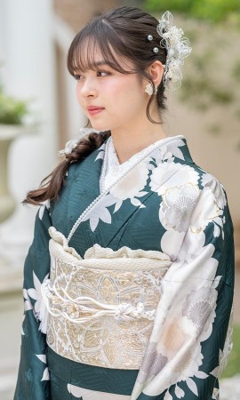 深めの青緑に四季の花々