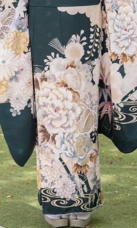 深めの青緑に四季の花々