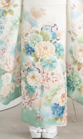 白地にミントブルーの花々