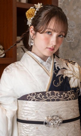 白と紺の染分けた百合の花