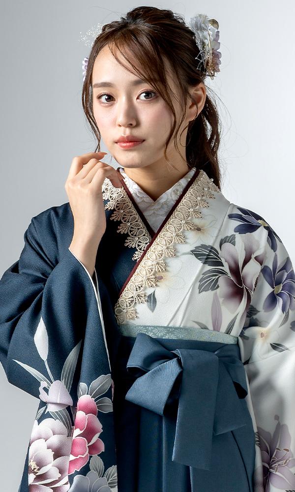 白と紺の染分け牡丹の華