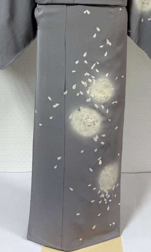 くすみグレーに菊の花