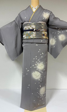 くすみグレーに菊の花